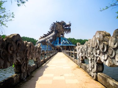 Hue, Vietnam - 13 Eylül 2017: Hue, Vietnam için terk edilmiş su parkında bina akvaryumdaki büyük ejderha. Dragon yapısı