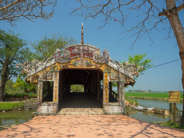 Hue, Vietnam - 13 Eylül 2017: Hue, Vietnam içinde yer alan mavi bir gökyüzü ile güzel Tapınağı