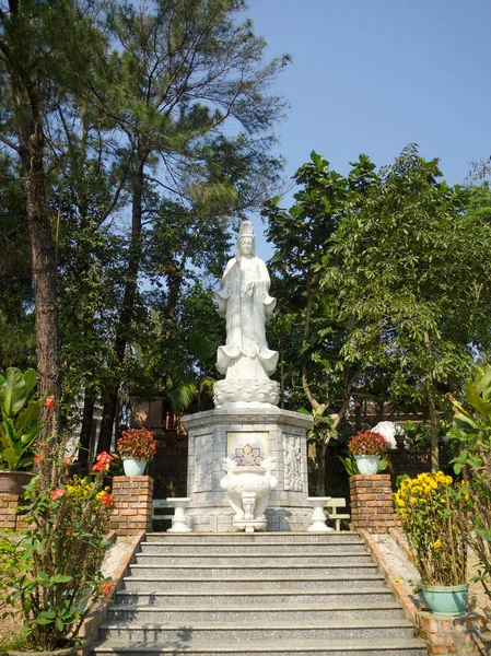 Hue, Vietnam - 13 září 2017: Krásný čínský Bůh socha, socha Buddhy v Ung Pagoda Linh, Da Nang, Vietnam v parku v Hue, Vietnam — Stock fotografie