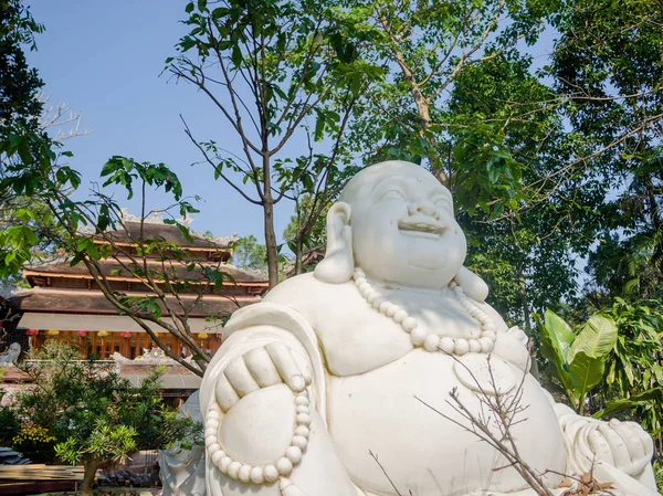 Hue, Vietnam - 13 septembre 2017 : Gros plan d'un énorme bouddha blanc avec un magnifique temple antique derrière, situé à Hue, Vietnam — Photo