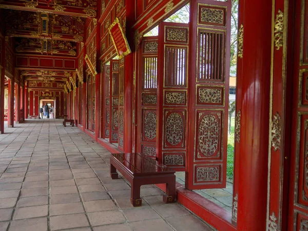 Hue, Vietnam - 13 Eylül 2017: Güzel kırmızı ahşap salon ton Kalesi, Vietnam, Asya altın süslü ayrıntılarla. Ünlü hedef turistler için. UNESCO mirası