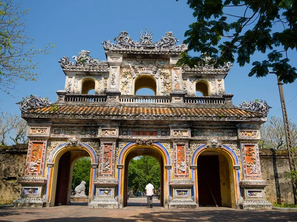 Hue, Vietnam - 13 Eylül 2017: Giriş Kalesi, Hue, Vietnam. UNESCO Dünya Miras Listesi