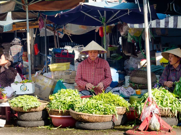 Hue, Vietnam - 13 Eylül 2017: Sokaklarda ton Vietnam yer alan gıda satış kimliği belirsiz bir kadın