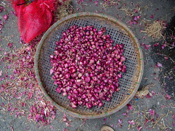 Close up of a red onions insid eof a wooden tray in a street market in Hue, Vietnam — Stock Photo, Image