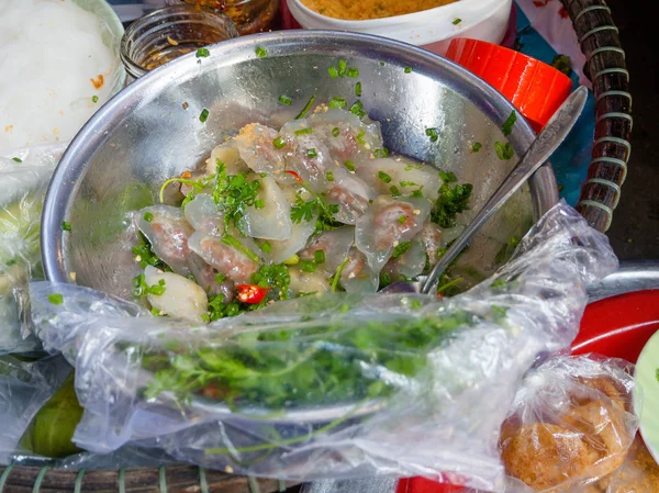 Close-up van een salade binnenkant van een metalen dienblad in Hue, Vietnam — Stockfoto