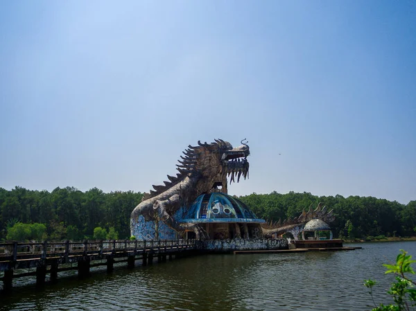 フエ, ベトナム - 2017 年 9 月 13 日: ベトナム ・ フエで放棄されたウォーター パークの水族館の巨大なドラゴン。ドラゴンの構造 — ストック写真