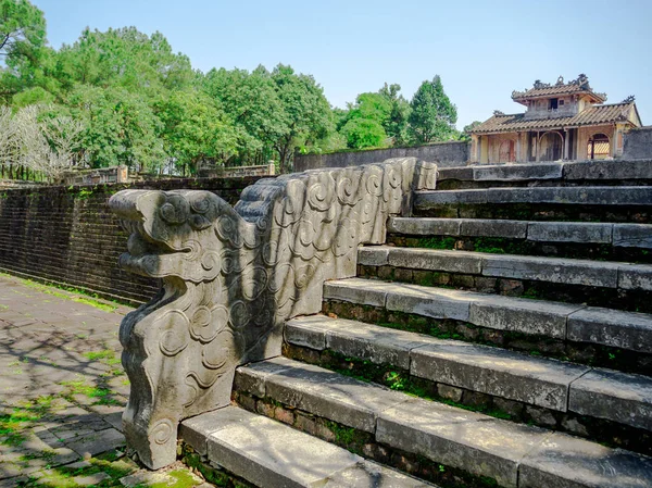 Köşk Bahçe Kalesi içinde ton üzerinde Dragon dekor. Vietnam