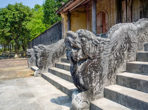 Köşk Bahçe Kalesi içinde ton üzerinde Dragon dekor. Vietnam