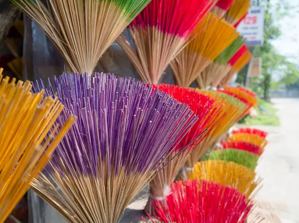 Primer plano de varillas de incienso de colores en Hue Vietnam para el monasterio budista en Hue, Vietnam — Foto de Stock