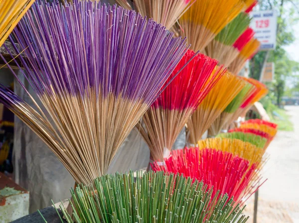 Nahaufnahme bunter Räucherstäbchen in Farbton Vietnam für buddhistisches Kloster in Farbton Vietnam — Stockfoto