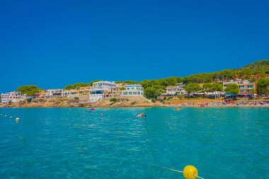 Güzel güneşli bir günde Sant Karaağaç, horizont ve İspanya'da hava zevk insanlar bazı bina ile bir güzel mavi su Mayorka, ile