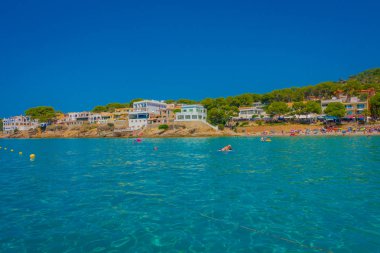 Güzel güneşli bir günde Sant Karaağaç, horizont ve İspanya'da hava zevk insanlar bazı bina ile bir güzel mavi su Mayorka, ile