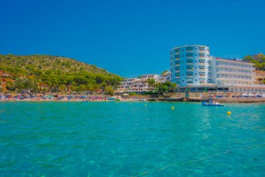 Güzel güneşli bir günde Sant Karaağaç, horizont ve İspanya'da hava zevk insanlar bazı bina ile bir güzel mavi su Mayorka, ile