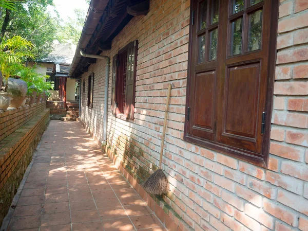 Hall egy ház, ablakok, ajtók és rusztikus és klasszikus épület strucure, a hagyományos szalma seprű lóg a falon, a szabadtéri képe található, a város Hue, Vietnam — Stock Fotó