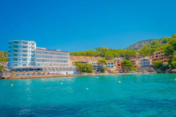 Güzel güneşli bir günde Sant Karaağaç, horizont ve İspanya'da hava zevk insanlar bazı bina ile bir güzel mavi su Mayorka, ile