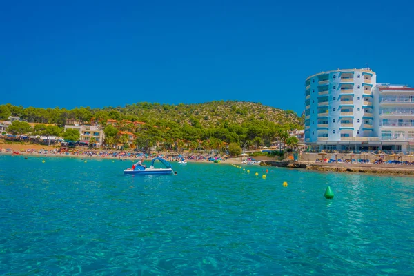 Güzel güneşli bir günde Sant Karaağaç, horizont ve İspanya'da hava zevk insanlar bazı bina ile bir güzel mavi su Mayorka, ile