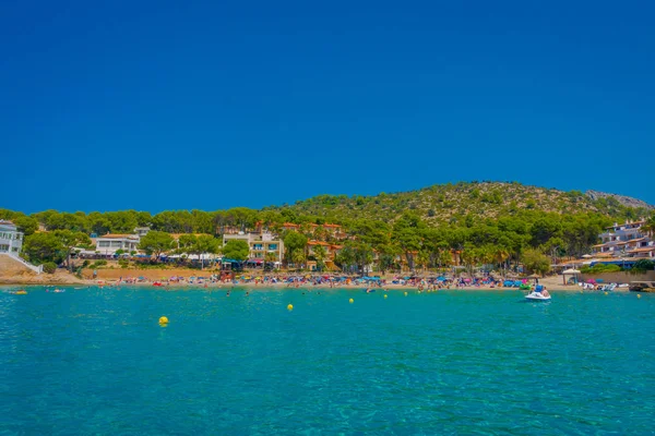 Güzel güneşli bir günde Sant Karaağaç, horizont ve İspanya'da hava zevk insanlar bazı bina ile bir güzel mavi su Mayorka, ile