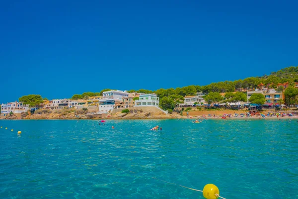 Güzel güneşli bir günde Sant Karaağaç, horizont ve İspanya'da hava zevk insanlar bazı bina ile bir güzel mavi su Mayorka, ile