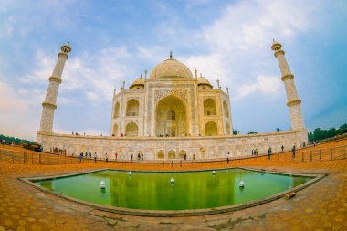 Agra, Hindistan - 20 Eylül 2017: Taj Mahal Hint şehrin Agra, Uttar Pradesh, balık göz etkisi Yamuna Nehri'nin güney yakasında bir Fildişi-beyaz mermer Türbesi olduğunu