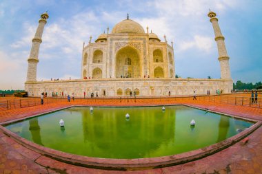 Agra, Hindistan - 20 Eylül 2017: Taj Mahal Hint şehrin Agra, Uttar Pradesh, balık göz etkisi Yamuna Nehri'nin güney yakasında bir Fildişi-beyaz mermer Türbesi olduğunu