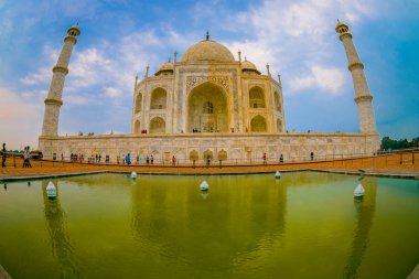 Agra, Hindistan - 20 Eylül 2017: Taj Mahal Hint şehrin Agra, Uttar Pradesh, balık göz etkisi Yamuna Nehri'nin güney yakasında bir Fildişi-beyaz mermer Türbesi olduğunu