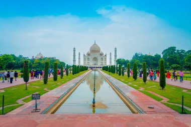 Agra, Hindistan - 20 Eylül 2017: Taj Mahal Hint AGRA şehir Yamuna Nehri'nin güney yakasında bir Fildişi-beyaz mermer Türbesi Uttar Pradesh olduğunu