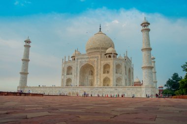 Agra, Hindistan - 20 Eylül 2017: Taj Mahal, Yamuna nehir Hindistan'daki Agra şehir güney kıyısında bir Fildişi-beyaz mermer Türbesi ile muhteşem bir mavi gökyüzünde güzel görünümü