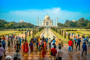 Agra, Hindistan - 20 Eylül 2017: yürüyüş ve güzel Taj Mahal zevk tanımlanamayan kişidir AGRA Hint şehir Yamuna Nehri'nin güney yakasında bir Fildişi-beyaz mermer Türbesi