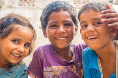 Jaipur, Hindistan - 20 Eylül 2017: Güzel grup gülümseyen ve Hindistan'da Jaipur şehirde sokakta oynayan çocuk portresi