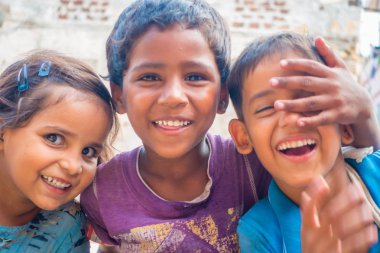 Jaipur, Hindistan - 20 Eylül 2017: Güzel grup gülümseyen ve Hindistan'da Jaipur şehirde sokakta oynayan çocuk portresi