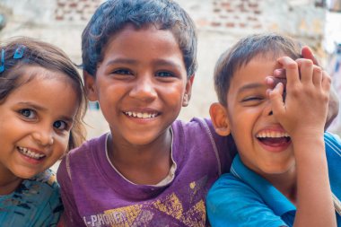 Jaipur, Hindistan - 20 Eylül 2017: Güzel grup gülümseyen ve Hindistan'da Jaipur şehirde sokakta oynayan çocuk portresi