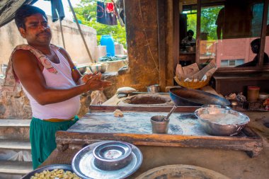 Jaipur, Hindistan - 20 Eylül 2017: mutfak ev yapımı küçük ekmeği bir taş fırın içinde kahvaltı Jaipur şehrinde Hindistan için pişirme kimliği belirsiz adam