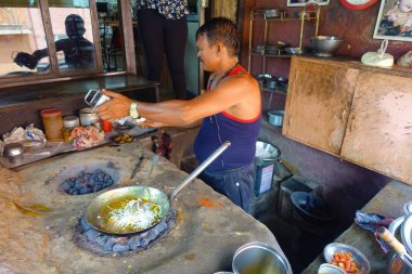 Jaipur, Hindistan - 20 Eylül 2017: Metalik bir tepsi Hint Gıda Mutfak Jaipur, Hindistan akkor kayalar üzerinde yemek kimliği belirsiz adam