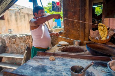 Jaipur, Hindistan - 20 Eylül 2017: mutfak ev yapımı küçük ekmeği bir taş fırın içinde kahvaltı Jaipur şehrinde Hindistan için pişirme kimliği belirsiz adam