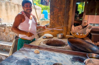 Jaipur, Hindistan - 20 Eylül 2017: mutfak ev yapımı küçük ekmeği bir taş fırın içinde kahvaltı Jaipur şehrinde Hindistan için pişirme kimliği belirsiz adam