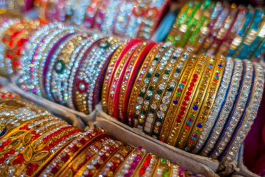 Jaipur, Hindistan - 20 Eylül 2017: Bir dükkan ekranda renkli bilek bilezikler büyüğe Hint kazık