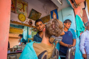 Jaipur, Hindistan - 20 Eylül 2017: Jaipur şehrinde ghats üzerinde açık bir tıraş bıçağı kullanan bir adam tıraş Kuaför