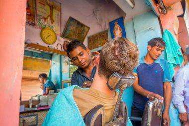 Jaipur, Hindistan - 20 Eylül 2017: Jaipur şehrinde ghats üzerinde açık bir tıraş bıçağı kullanan bir adam tıraş Kuaför