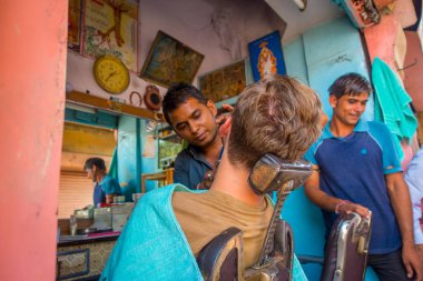 Jaipur, Hindistan - 20 Eylül 2017: Jaipur şehrinde ghats üzerinde açık bir tıraş bıçağı kullanan bir adam tıraş Kuaför