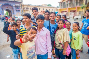 Jaipur, Hindistan - 20 Eylül 2017: Hindistan'da Jaipur şehirde sokakta oynayan çocukların kapat