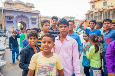 Jaipur, Hindistan - 20 Eylül 2017: Hindistan'da Jaipur şehirde sokakta oynayan çocukların kapat