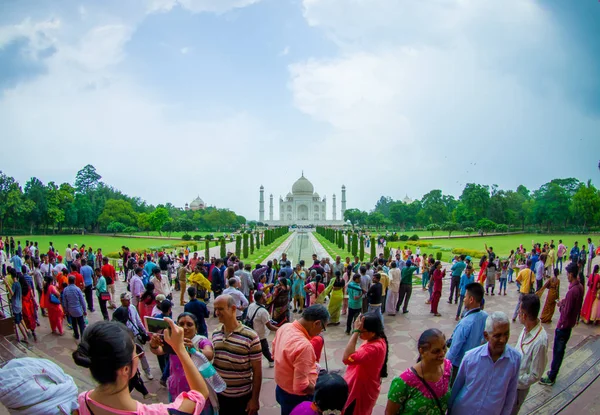 Agra, India - 20 de septiembre de 2017: Personas no identificadas caminando y disfrutando del hermoso Taj Mahal, es un mausoleo de mármol blanco marfil en la orilla sur del río Yamuna en la ciudad india de Agra — Foto de Stock