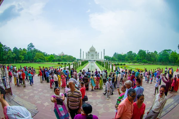 Agra, India - 20 de septiembre de 2017: Personas no identificadas caminando y disfrutando del hermoso Taj Mahal, es un mausoleo de mármol blanco marfil en la orilla sur del río Yamuna en la ciudad india de Agra — Foto de Stock