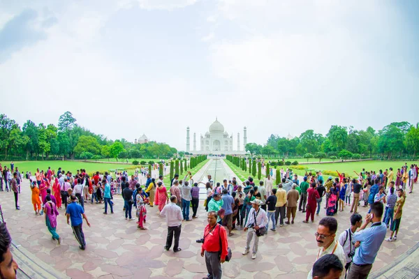 Agra, India - 20 de septiembre de 2017: Personas no identificadas caminando y disfrutando del hermoso Taj Mahal, es un mausoleo de mármol blanco marfil en la orilla sur del río Yamuna en la ciudad india de Agra —  Fotos de Stock