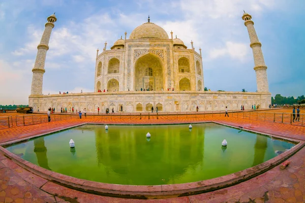 Agra, India - 20 de septiembre de 2017: El Taj Mahal es un mausoleo de mármol blanco marfil en la orilla sur del río Yamuna en la ciudad india de Agra, Uttar Pradesh, efecto ojo de pez — Foto de Stock