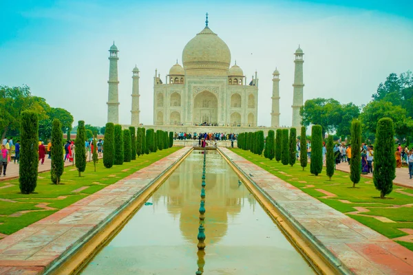 Agra, India - 20 de septiembre de 2017: El Taj Mahal es un mausoleo de mármol blanco marfil en la orilla sur del río Yamuna en la ciudad india de Agra, Uttar Pradesh. — Foto de Stock