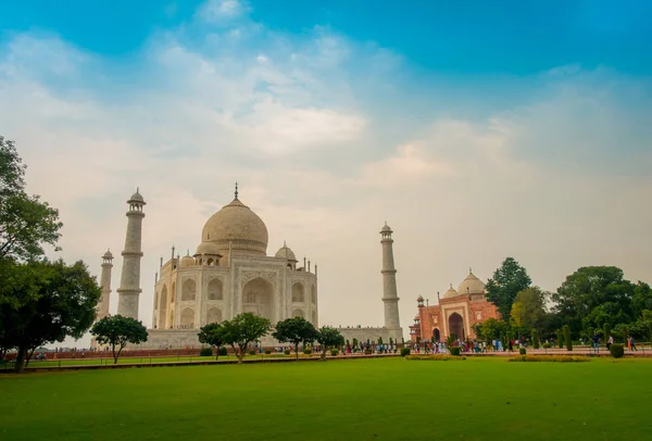 Agra, India - 20 de septiembre de 2017: Hermosa vista del Taj Mahal, en un hermoso cielo azul, con un mausoleo de mármol blanco marfil en la orilla sur del río Yamuna en la ciudad de Agra, en la India — Foto de Stock