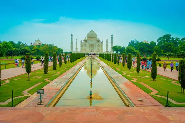 Agra, India - 20 de septiembre de 2017: El Taj Mahal es un mausoleo de mármol blanco marfil en la orilla sur del río Yamuna en la ciudad india de Agra, Uttar Pradesh. — Foto de Stock