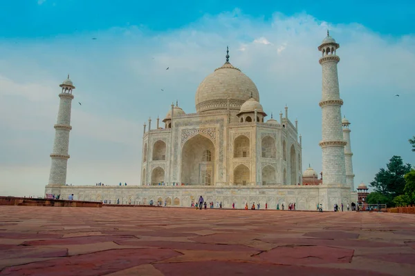 Agra, India - 20 de septiembre de 2017: Hermosa vista del Taj Mahal, en un hermoso cielo azul, con un mausoleo de mármol blanco marfil en la orilla sur del río Yamuna en la ciudad de Agra, en la India — Foto de Stock