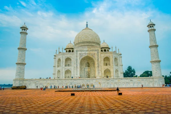 Agra, India - 20 de septiembre de 2017: Hermosa vista del Taj Mahal, en un hermoso cielo azul, con un mausoleo de mármol blanco marfil en la orilla sur del río Yamuna en la ciudad de Agra, en la India — Foto de Stock